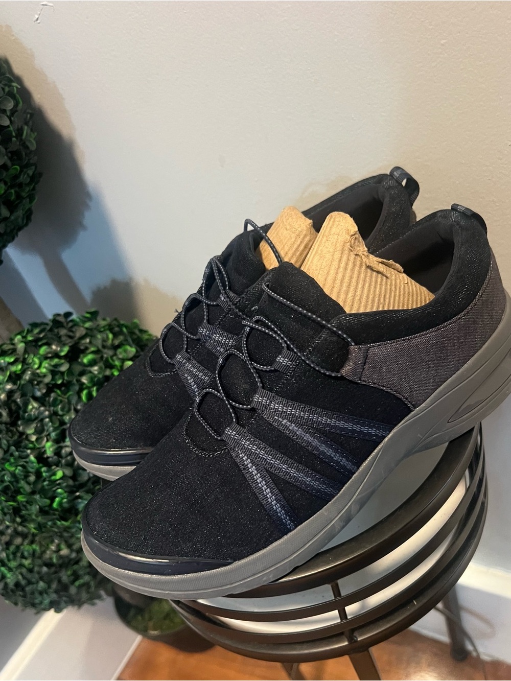 Bzees Womens. Kinetic Slip On Sneakers Black Washable Comfort Shoes Size 8M
